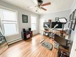 885 E 4th St, Unit 3 in Boston, MA - Foto de edificio - Building Photo