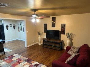 1385 Elizabeth Ln, Unit 200 in Atlanta, GA - Foto de edificio - Building Photo