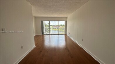 9359 Fontainebleau Blvd in Miami, FL - Building Photo - Building Photo