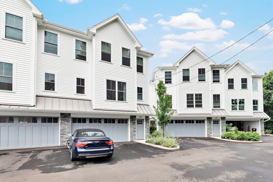 888 Oldfield Road in Fairfield, CT - Building Photo