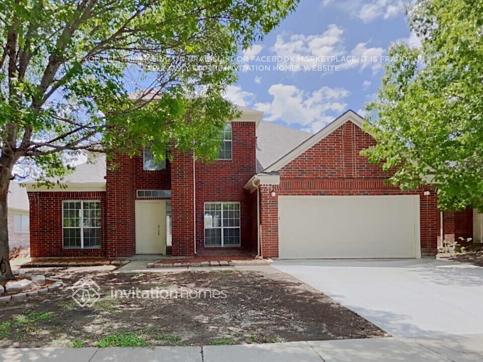 828 Sansome Dr in Arlington, TX - Foto de edificio