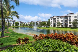 The Point at Lakeside in Doral, FL - Foto de edificio - Building Photo