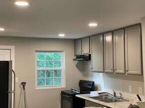 Room in House on Glory St in Charlotte, NC - Building Photo - Building Photo