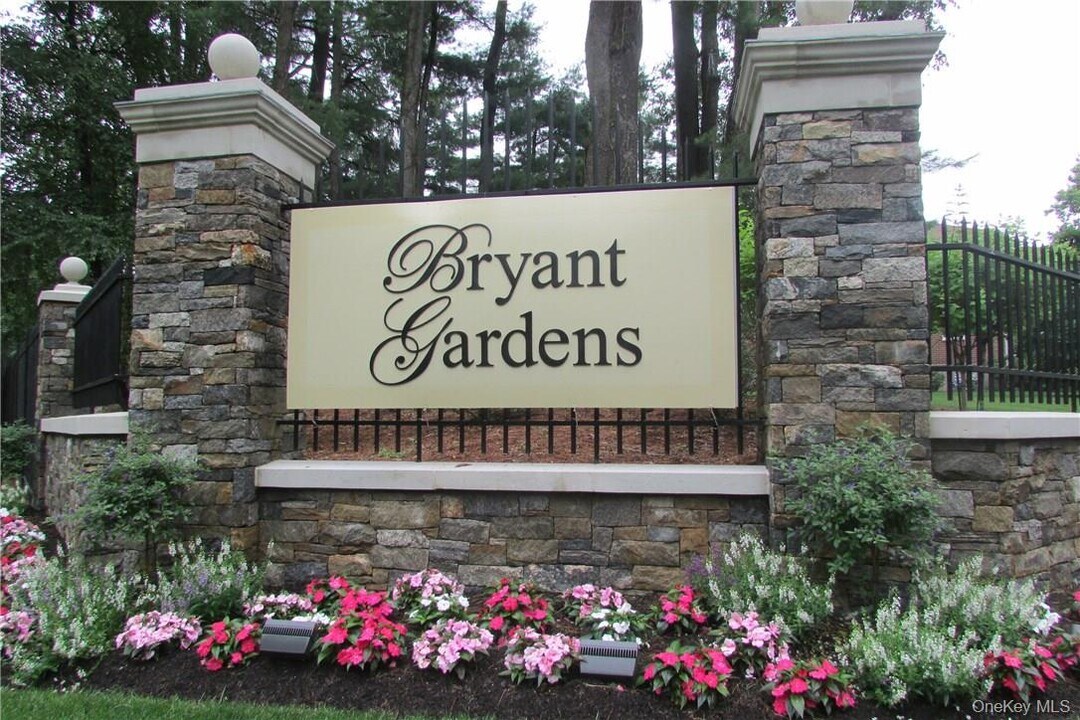 8 Bryant Crescent in White Plains, NY - Building Photo