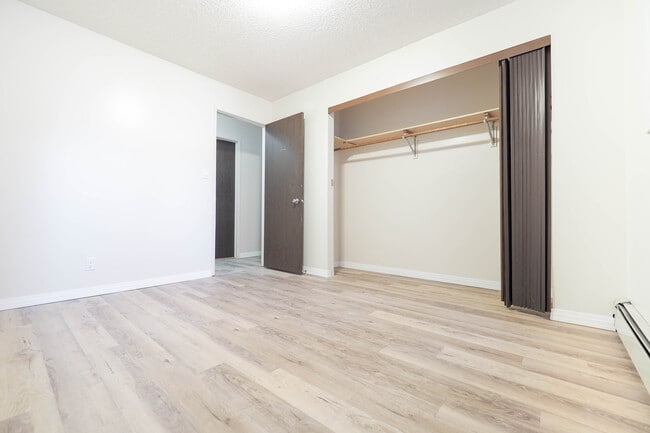 Heritage Manor in Edmonton, AB - Building Photo - Building Photo