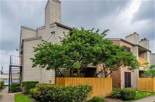 16111 Aspenglen Dr in Houston, TX - Building Photo