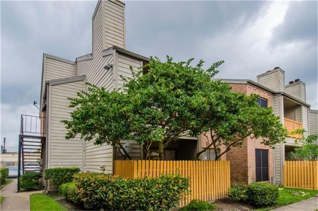 16111 Aspenglen Dr in Houston, TX - Building Photo