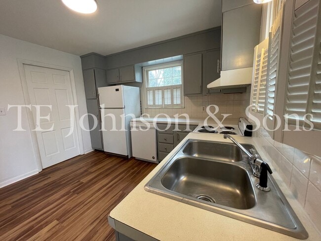 1520 S Hawthorne Rd in Winston-Salem, NC - Building Photo - Building Photo