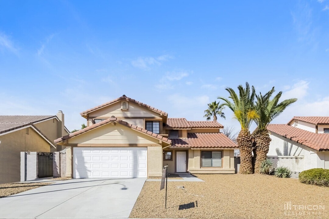2343 Lone Pine Dr in Henderson, NV - Building Photo