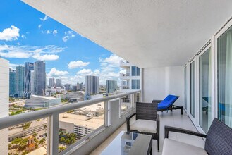 1717 N Bayshore Dr in Miami, FL - Building Photo - Building Photo