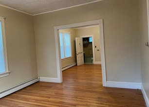 464 Laurel Hill Ave, Unit Flr 1 in Cranston, RI - Building Photo - Building Photo