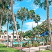 1000 St Charles Pl in Pembroke Pines, FL - Foto de edificio - Building Photo