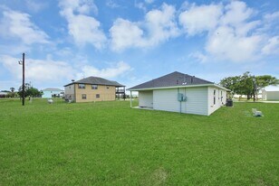 1105 W Bayshore Dr in Palacios, TX - Building Photo