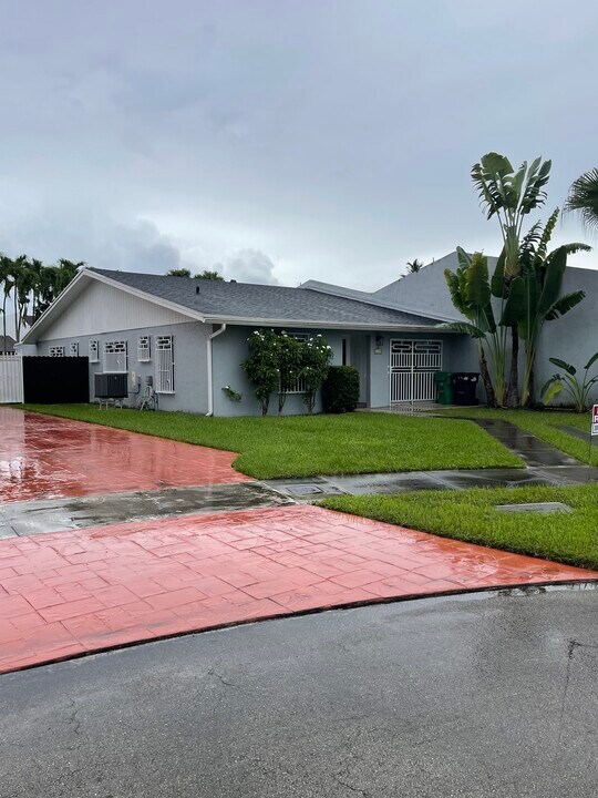 2435 SW 109th Ct in Miami, FL - Building Photo