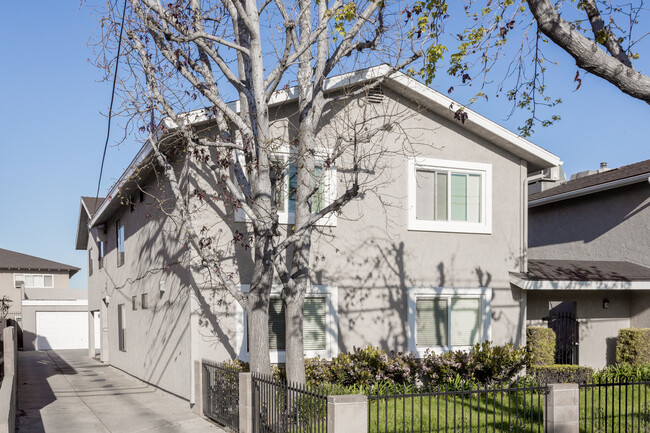 11747 Coldbrook Ave in Downey, CA - Foto de edificio - Building Photo