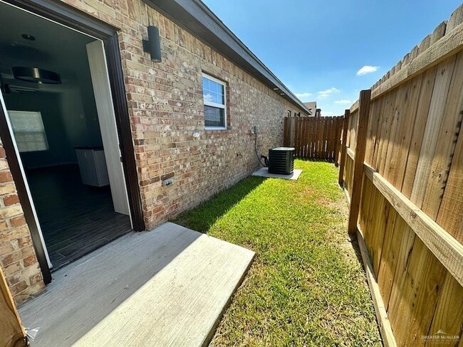 3911 Valeria St, Unit 6 in Edinburg, TX - Building Photo - Building Photo