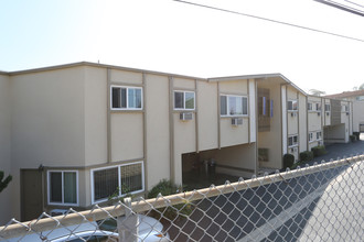 Oak Manor Apartments in Thousand Oaks, CA - Building Photo - Building Photo