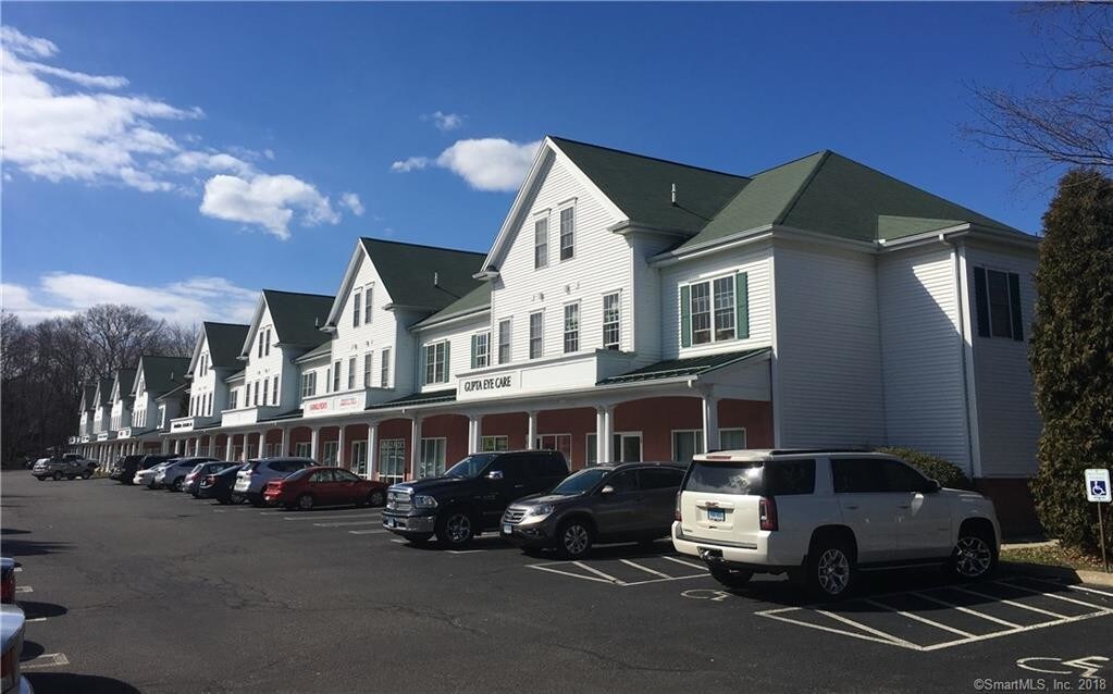 670 Boston Post Rd in Milford, CT - Building Photo