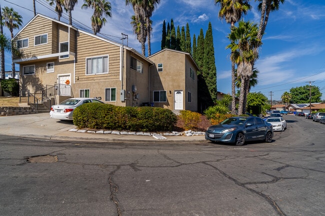 5064 Alumni Pl in San Diego, CA - Building Photo - Building Photo