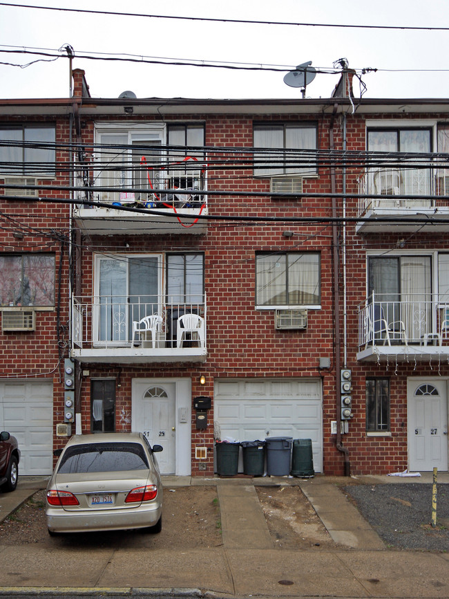 57-25 Waldron St in Flushing, NY - Building Photo - Building Photo