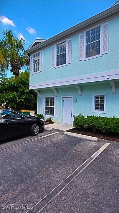 3305 Lisa Ln in Naples, FL - Building Photo