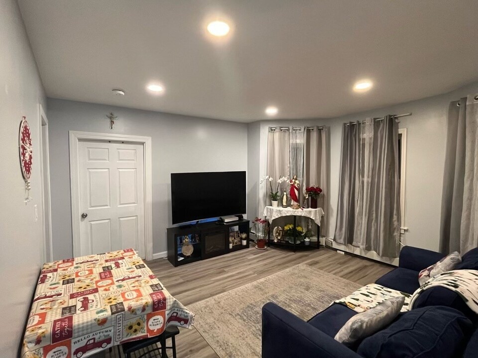 44 Houghton St in Worcester, MA - Building Photo