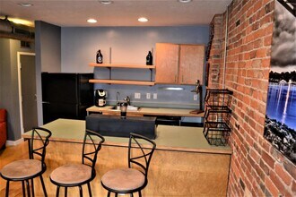 974 N High St, Unit C in Columbus, OH - Building Photo - Building Photo