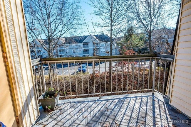 1512 Green Hollow Dr in Woodbridge Township, NJ - Foto de edificio - Building Photo