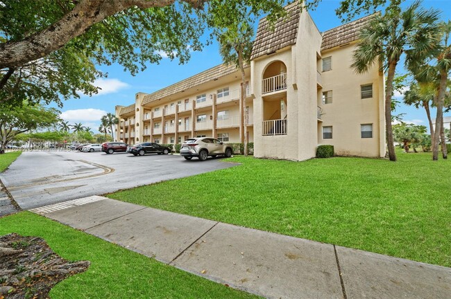 8285 Sunrise Lakes Blvd in Sunrise, FL - Building Photo - Building Photo