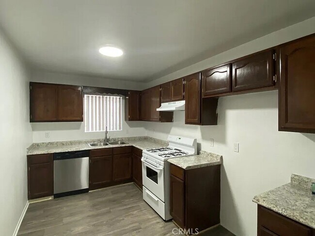 10617 Main St in Los Angeles, CA - Building Photo - Building Photo