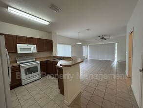 8593 Trail Wind Dr in Tampa, FL - Building Photo - Building Photo