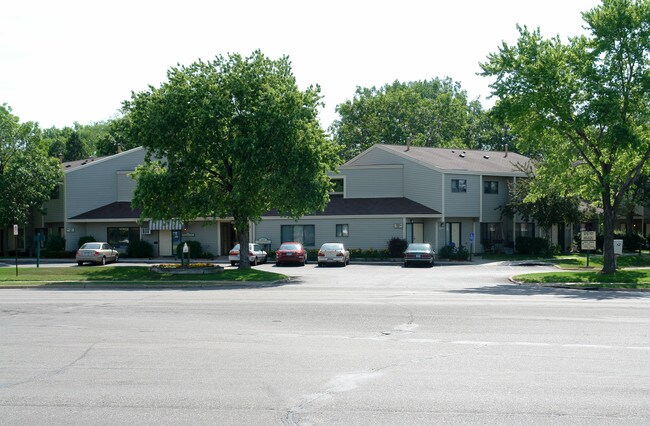 Yorkdale Townhomes in Edina, MN - Building Photo - Building Photo