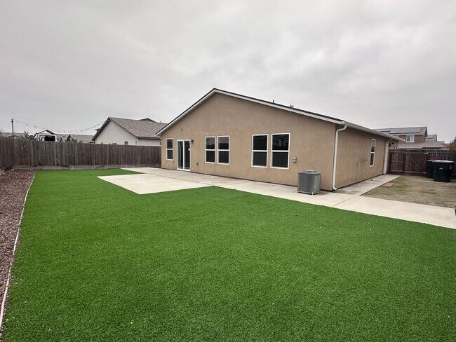 3336 N Moreno Ct in Visalia, CA - Building Photo - Building Photo