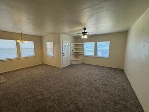 25 Columbus St in Bakersfield, CA - Foto de edificio - Building Photo