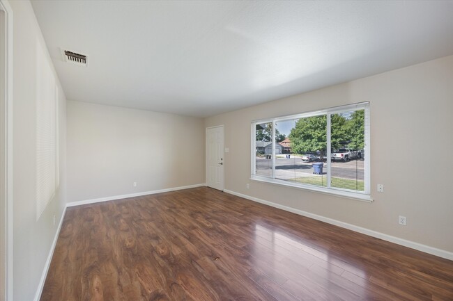 1135 Agatha Way in Sacramento, CA - Building Photo - Building Photo