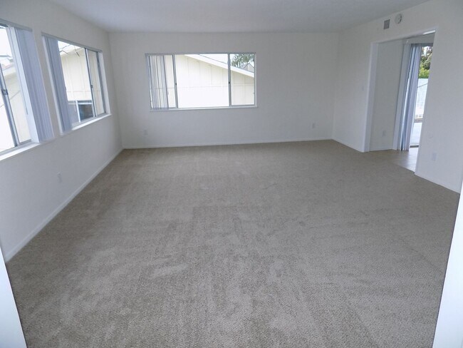 4876 Cass St in San Diego, CA - Foto de edificio - Building Photo