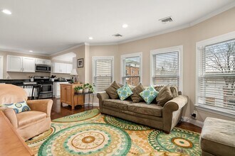 30 E Chestnut St in Sharon, MA - Foto de edificio - Building Photo