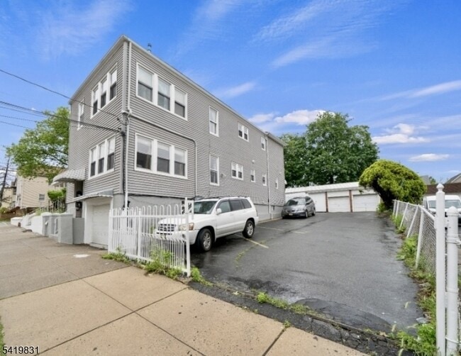 204 Burgess Pl in Passaic, NJ - Building Photo - Building Photo