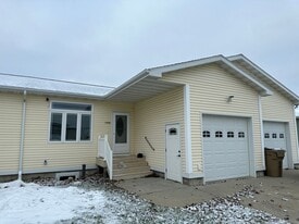 1928 28th St SW in Minot, ND - Building Photo