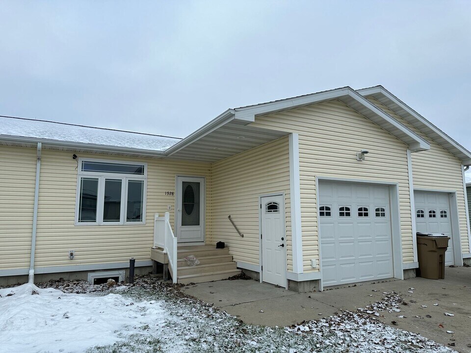 1928 28th St SW in Minot, ND - Building Photo