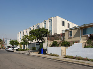 Golden Crest Apartments in San Diego, CA - Building Photo - Building Photo