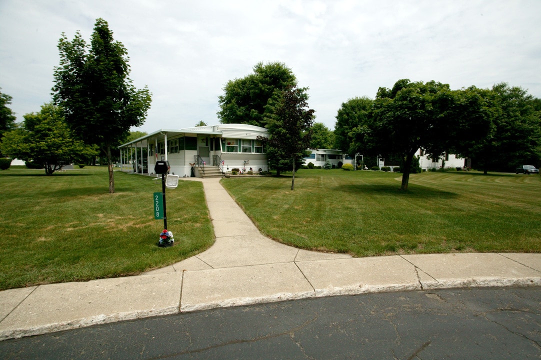 Country Acres Village in Kalamazoo, MI - Building Photo