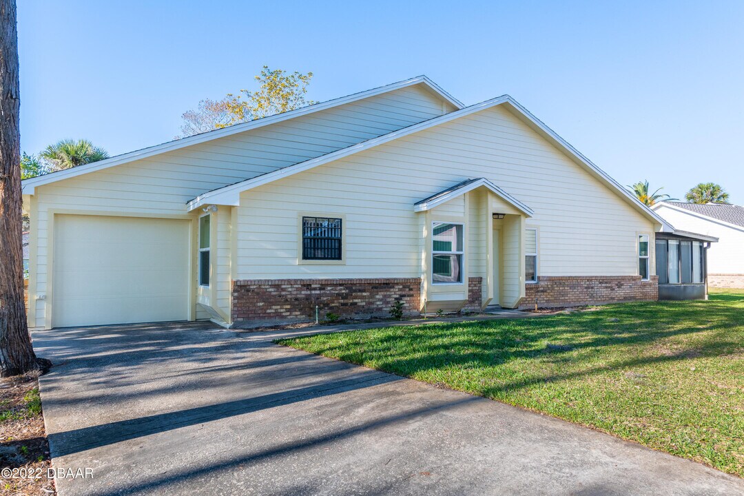 157 Bob White Ct in Daytona Beach, FL - Building Photo