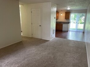 Village Park Apartments in Springfield, OR - Foto de edificio - Building Photo