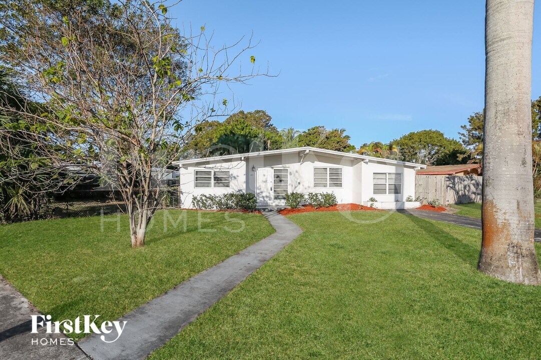 1571 NE 44th St in Pompano Beach, FL - Building Photo