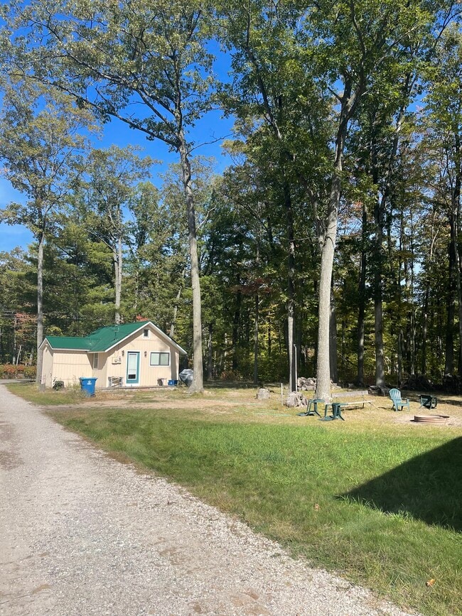 421 W Higgins Lake Dr in Roscommon, MI - Foto de edificio - Building Photo