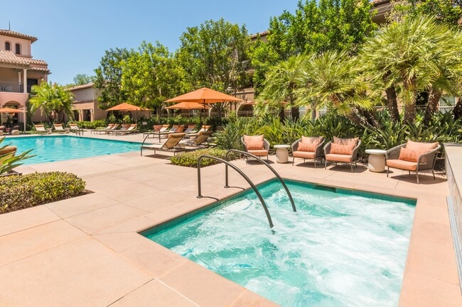 Portola Place Apartment Homes in Irvine, CA - Foto de edificio - Building Photo