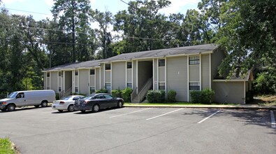 Oakcrest Apartments in Tallahassee, FL - Foto de edificio - Building Photo