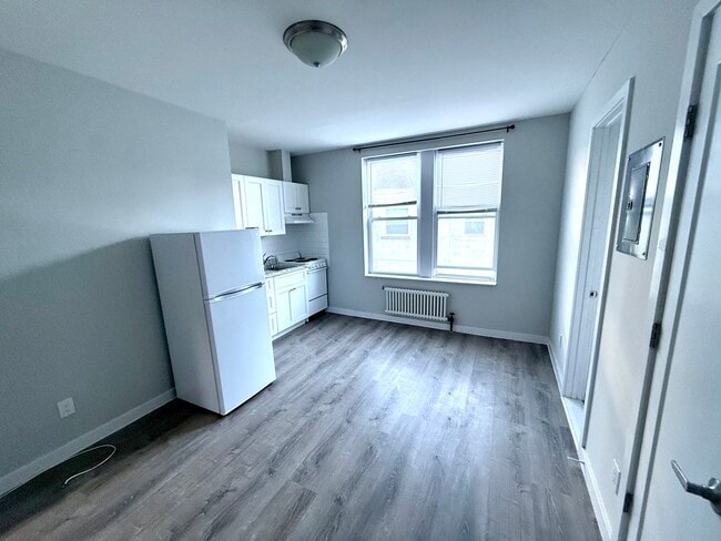 241 E Broadway, Unit 2M in Long Beach, NY - Building Photo - Building Photo