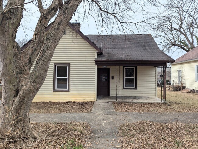 902 Grover St in Johnson City, TN - Building Photo - Building Photo